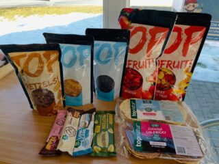 Zdravé mlsání 🍓🍌🥭🫐 lyofilizované čili sušené mrazem jahody, borůvky, banány a mango. Ovoce si zachovává až 97% živin, chuti, křupavosti i barvy. Ostatně přesvědčili jsme se sami 😄. K tomu proteinové tyčinky, čočkové chlebíčky a lyofilizovane ovoce v mléčné a bílé čokoládě, jen tak, nebo z lásky ☺️❤️ vše od @topnatur.cz