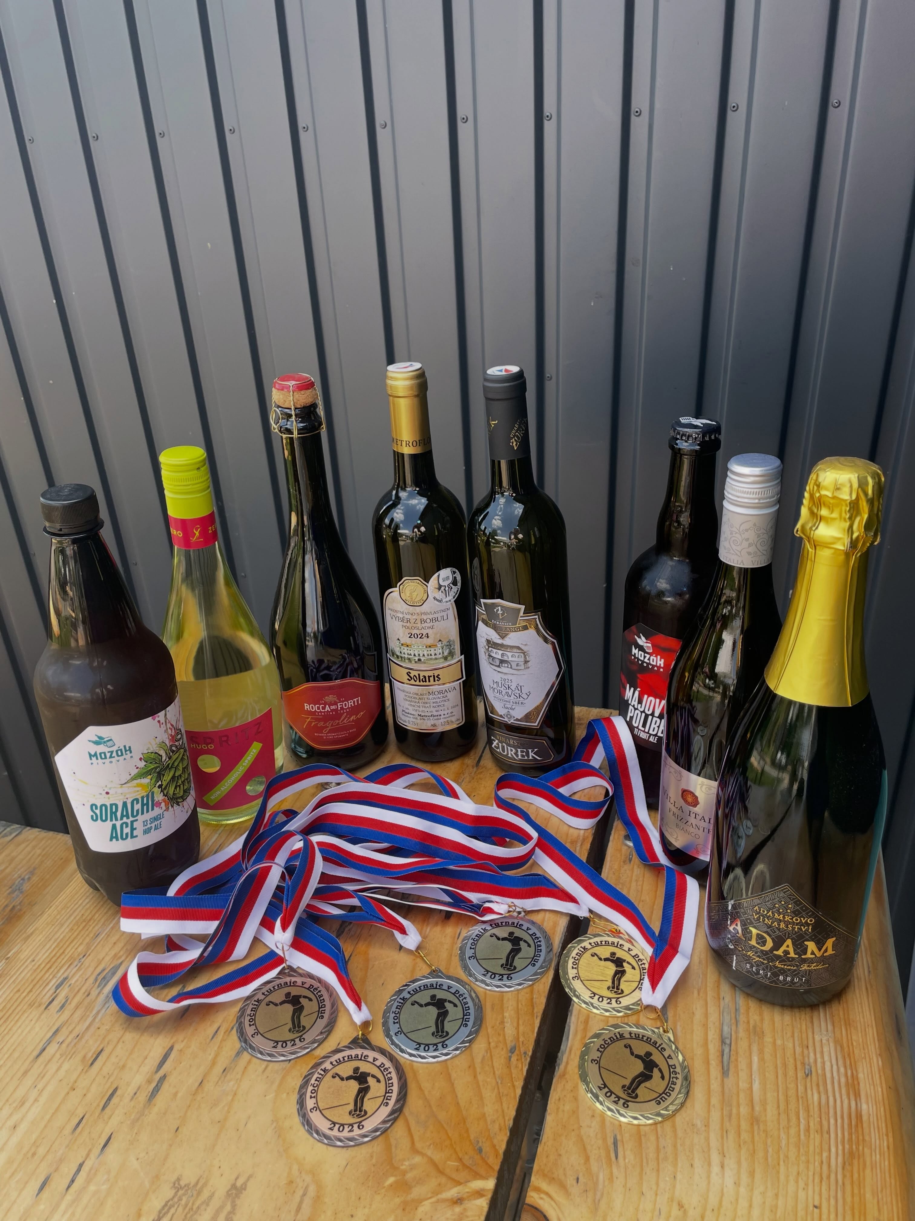 Ceny na petanque nachystané 🥇🥈🥉🍾 děkujeme @pohary_kabourek za medaile 🤩