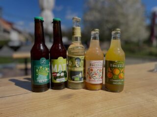 Spousta z vás nechce, nebo nemůže pít alkohol. Proto jsme rozšířili nabídku nealko nápojů,  piv a vín 🥂🍷🥤🍺 z limonád vypíchneme třeba @bacilliarefriends z piv třeba @pivovarmazak nebo @rotor.beer a z vín nealko prosseco Astoria nebo nealko Aperol a Hugo spritz 🤩