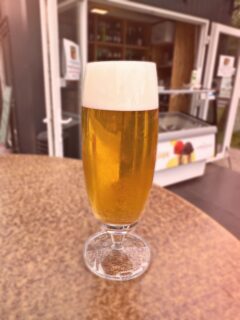 Dneska máme na čepu Luhačovického Šviháka 11. Konečně někdo, kdo umí udělat dojem bez řečí. 💪🏼🍺Tak se stavte ověřit, jestli je opravdu tak švihácký, jak se tváří! 😉
#nevinnýkrám #nazdraví #skvelepivo #pivo