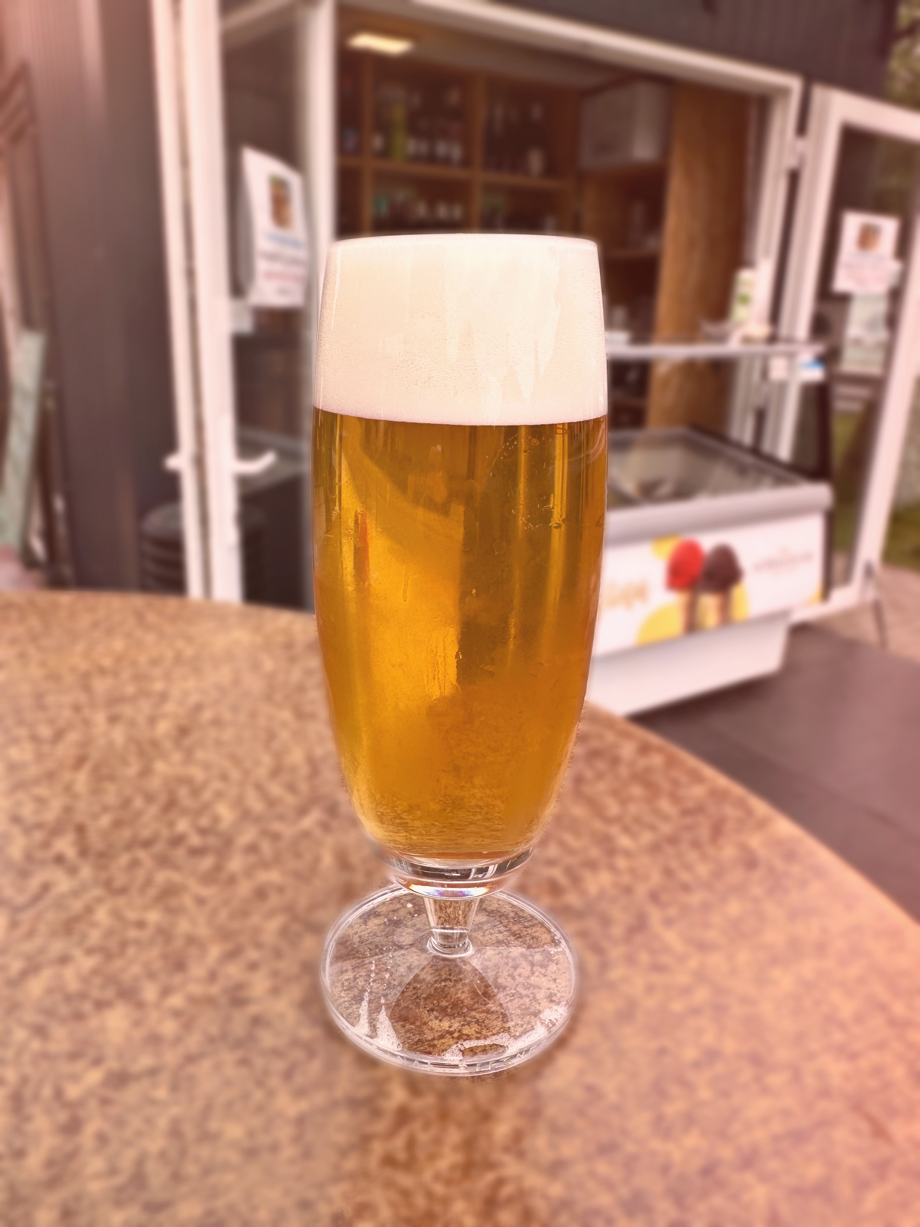 Dneska máme na čepu Luhačovického Šviháka 11. Konečně někdo, kdo umí udělat dojem bez řečí. 💪🏼🍺Tak se stavte ověřit, jestli je opravdu tak švihácký, jak se tváří! 😉
#nevinnýkrám #nazdraví #skvelepivo #pivo
