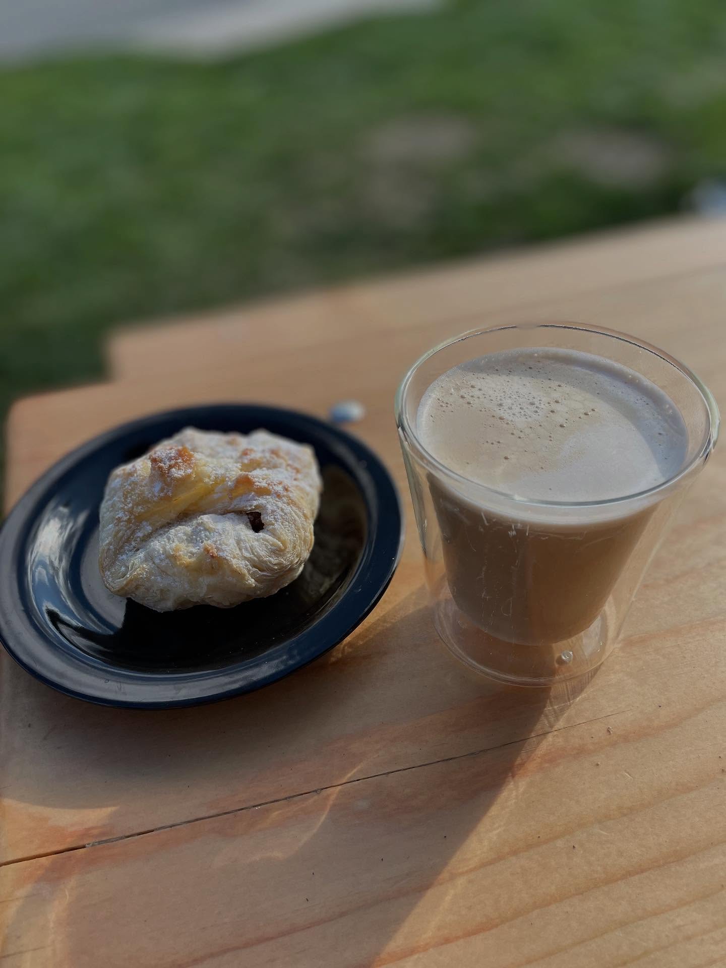 Podzimní příchutě káv - dýně nebo pekanové ořechy s javorovým sirupem espresso, cappuccino, latte ️ k tomu koláček vychutnat si takovou svačinku můžete u nás na sluníčku ️ (pokud zrovna svítí ) nebo vzít na cestu do